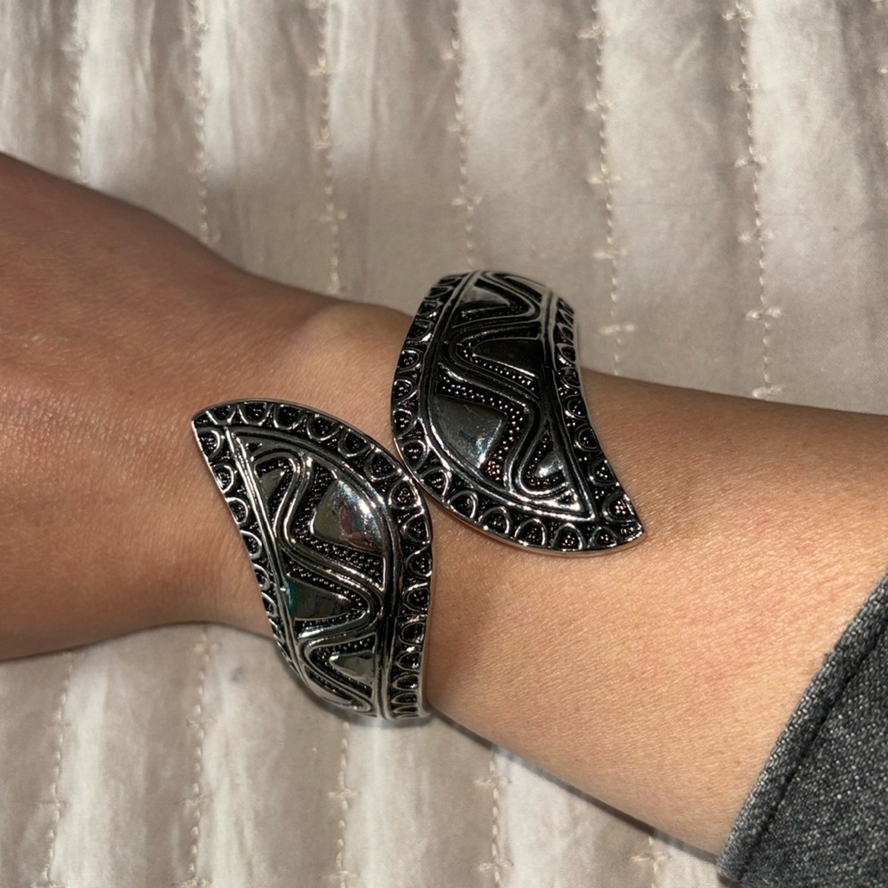 Excellent condition Silver stylish bracelet/bangle  opens to get on and closes